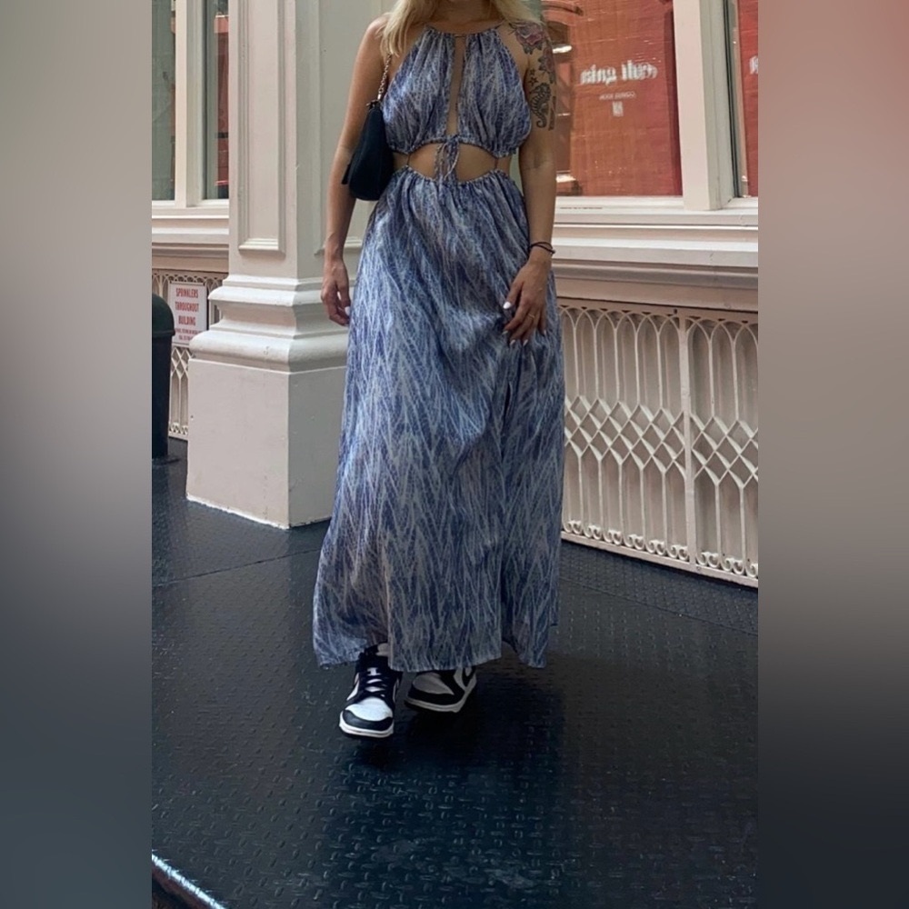 🦋 ASTR The Label Blue Print Maxi Dress – Cutout Sides - Halter Style - Picture 3 of 10